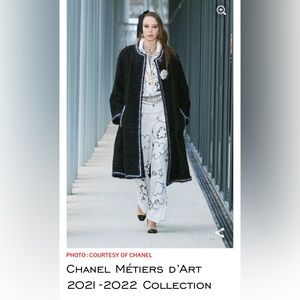 🚚SOLD!🎁 Chanel Métiers d’Art 2022 Tweed Coat with Jeweled Buttons